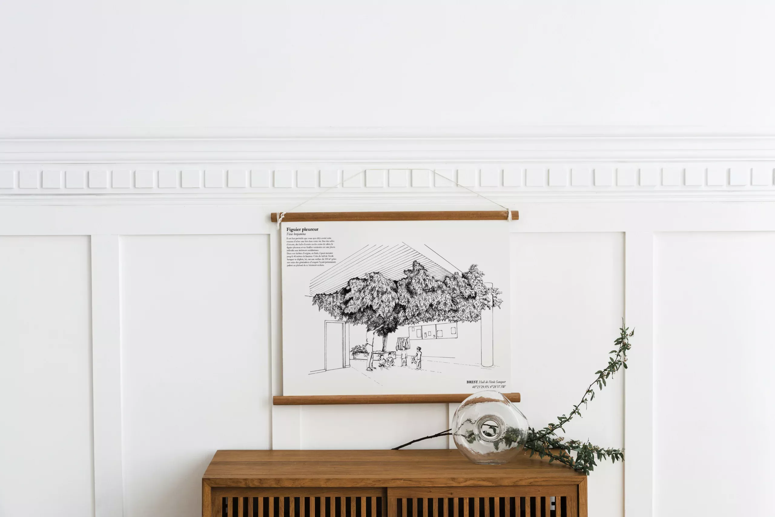 Affiche A3 dessinée à la main par Paul Lornet : arbre remarquable "Figuier Pleureur" (Ficus benjamina), situé à l’École Sanquer (Brest). Impression noir et blanc en risographie.