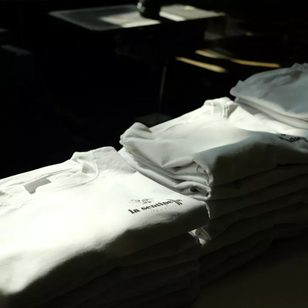 T-shirt de la sentinelle avec le dessin de Paul Lornet mis en avant.